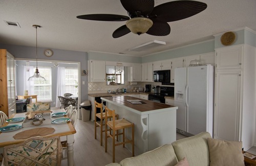 Savannah Beach House | Rowland's Retreat on 12th Street UPSTAIRS LEVEL 2 Minute Walk to Beach!