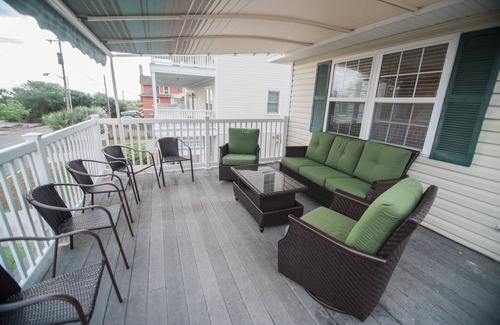 Savannah Beach House | Rowland's Retreat on 12th Street UPSTAIRS LEVEL 2 Minute Walk to Beach!