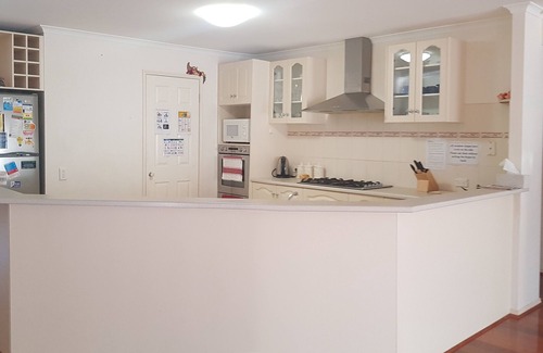 Roxburgh Park House | "Roxy" Spacious Cosy Getaway - Near Melbourne Airport