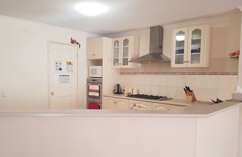 Roxburgh Park House | "Roxy" Spacious Cosy Getaway - Near Melbourne Airport