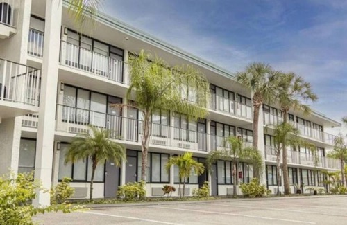 Historic Downtown Kissimmee Hotel | Royal 7 Wonderful Apart/Hotel with pool