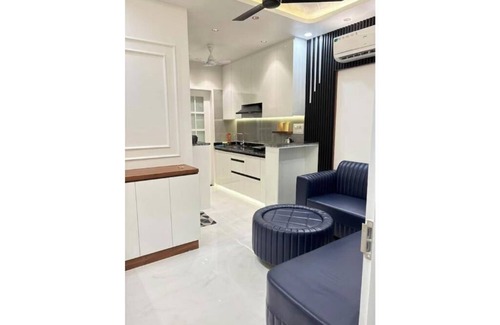 New Delhi Apartment | Royal Apartment in Dlf Capital Greens West Delhi