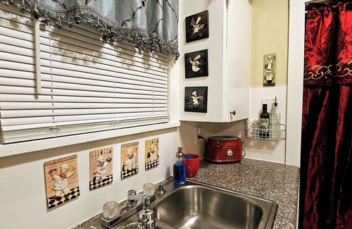 Northside Apartment | Royal European Corner to a Romantic Gateaway by Downtown-Houston, Heights & WOMH