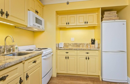 Waikiki Condo | Royal Gardens Waikiki - Sleeps 3 Full Kitchen