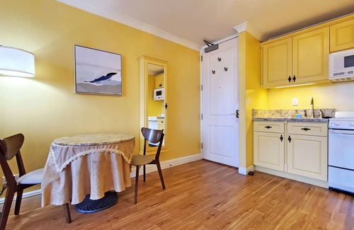 Waikiki Condo | Royal Gardens Waikiki - Sleeps 3 Full Kitchen