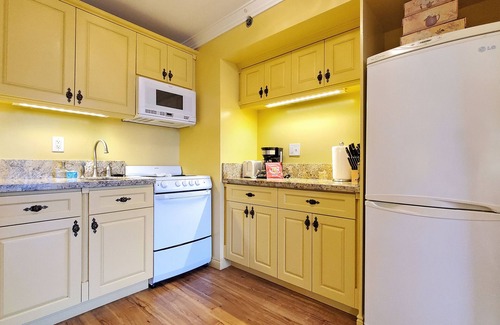 Waikiki Condo | Royal Gardens Waikiki - Sleeps 3 Full Kitchen