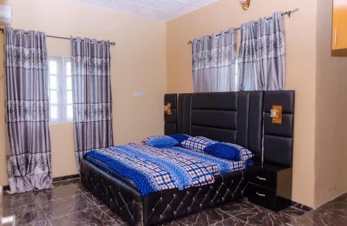 Benin City Apartment | Royal Guests Holiday Lets - A Modern 2-Bedroom Apartment with balcony, 24H CCTV, perfect for families, business or leisure