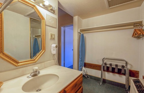 Allison Hotel | Royal Holiday Motel By Belvilla Gallup I-40