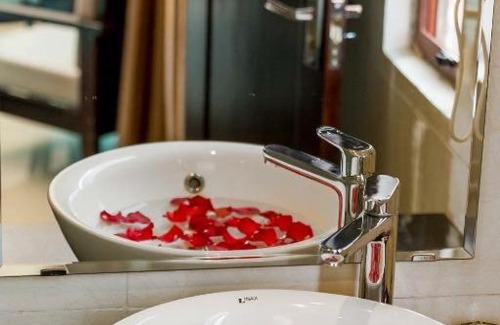 Yen Phu Hotel | Royal Hotel 60 Nghi Tàm by Bay Luxury