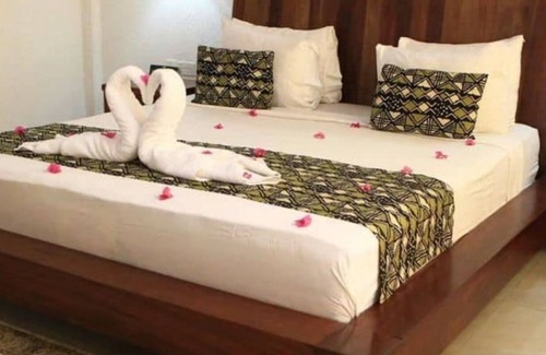 Tema Apartment | Royal Hotel Suite in Tema