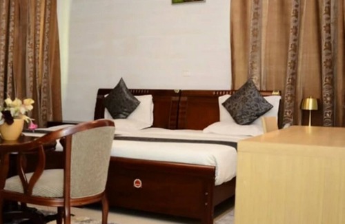 Tema Apartment | Royal Hotel Suite in Tema