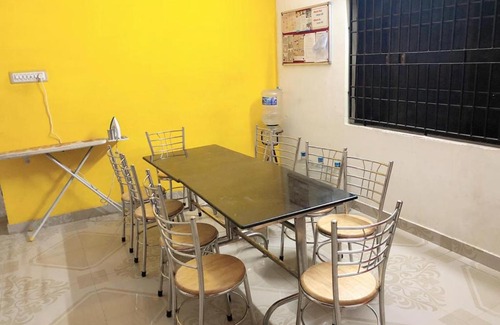Anna Nagar Bed & Breakfast | Royal Meriton Paying Guest for Men