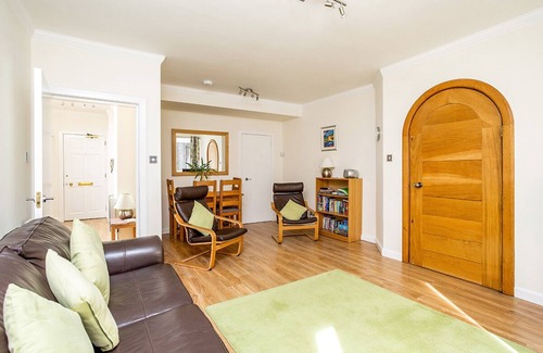 Old Town Apartment | Royal Mile, 357 High Street, Old Town. City Centre. Parking.