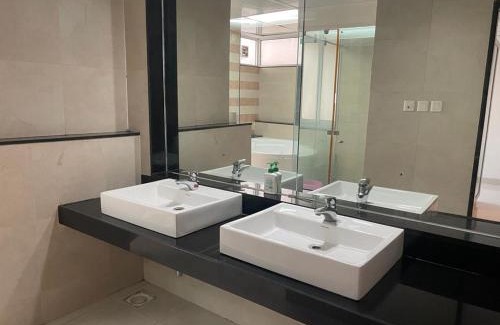 Hadapsar Bed & Breakfast | ROYAL NEST PREMIUM - Magarpatta City