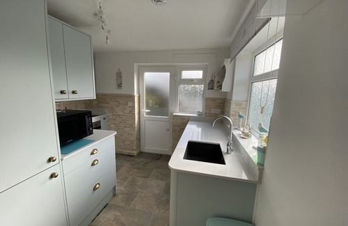 Amlwch Cottage | ROYAL OAK COTTAGE, pet friendly, with a garden in Amlwch Port
