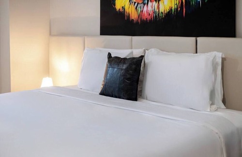 Gay Village Hotel | Royal Pair – Downtown MTL Stay