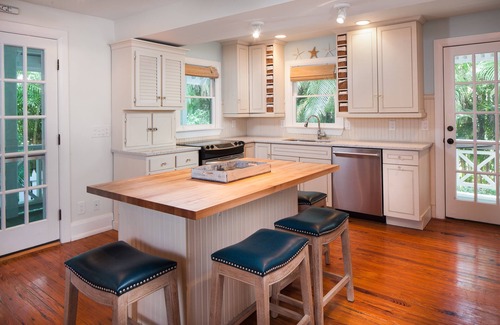 Old Naples House | Royal Palm Cottage - Walk to Beach and Fifth Ave