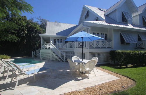 Old Naples House | Royal Palm Cottage - Walk to Beach and Fifth Ave
