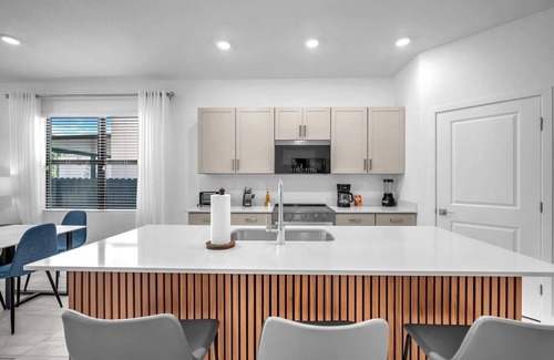 Homestead House | Royal Palm Gateway - Spacious Family Retreat 4/2