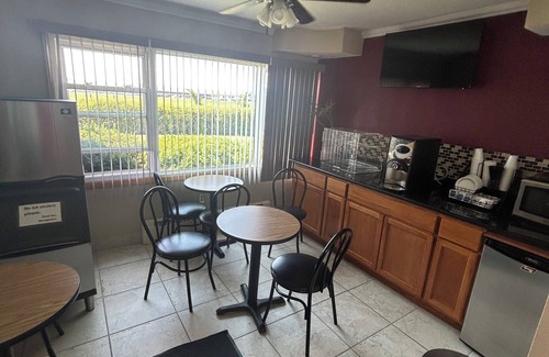 Chariton Hotel | Royal Rest Motel