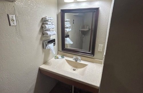 Chariton Hotel | Royal Rest Motel