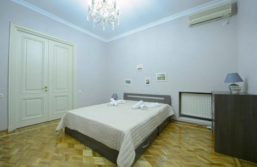 Old Boulevard Apartment | Royal Seaside Apartment