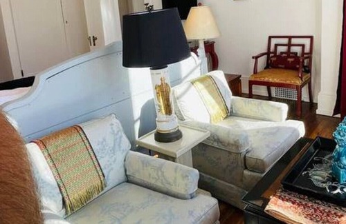 Hannon Park House | Royal Suite! 2Ba/1Ba/HUGE Balcony & Living Room.