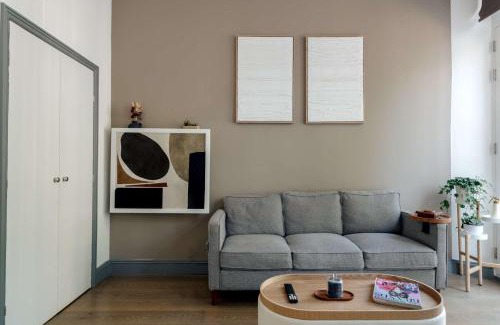 Queen's Gate Apartment | Royal Vibes in Kensington