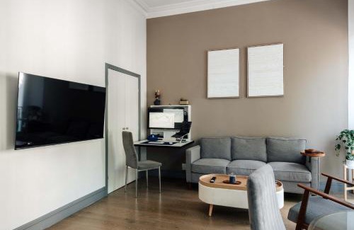 Queen's Gate Apartment | Royal Vibes in Kensington