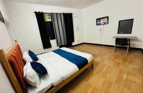 Sainik Farm Bed & Breakfast | Royal Villa in Ghitorni