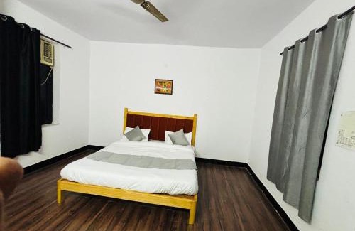 Sainik Farm Bed & Breakfast | Royal Villa in Ghitorni