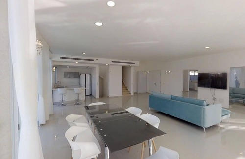 Herzliya Villa | Royal Villa with Private Pool! 6 BDR/5.5 BATH. Up to 16 Guests!