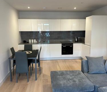 Docklands Apartment | Royal wharf
