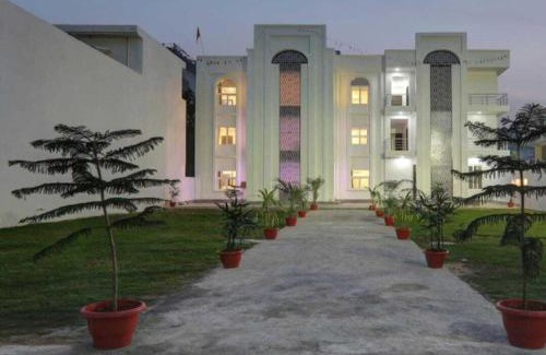 Indira Nagar Hotel | RROOMS Hotel Yamuna Palace