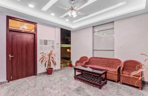 Indira Nagar Hotel | RROOMS Hotel Yamuna Palace