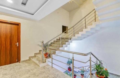 Indira Nagar Hotel | RROOMS Hotel Yamuna Palace