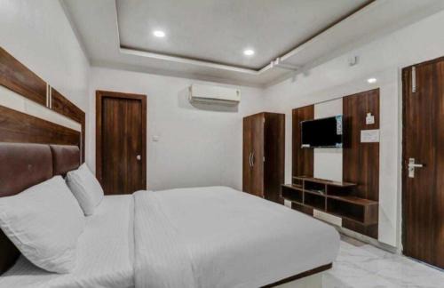 Indira Nagar Hotel | RROOMS Hotel Yamuna Palace