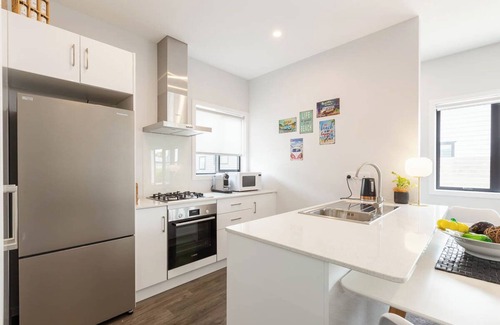 Raumati Beach House | Ruby Red Holiday Home Raumati - 2 min walk to Raumati Village & Raumati beach