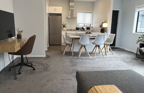 Raumati Beach House | Ruby Red Holiday Home Raumati - 2 min walk to Raumati Village & Raumati beach