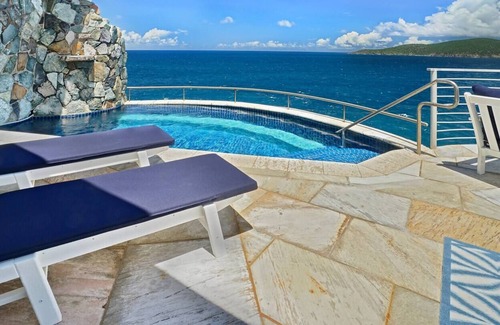 Peterborg Villa | Ruby's Ridge - Remodeled Cliffside Villa w/Pool
