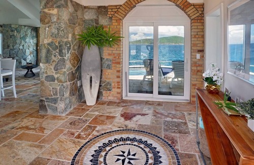 Peterborg Villa | Ruby's Ridge - Remodeled Cliffside Villa w/Pool