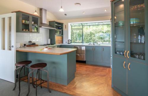 Akaroa House | Rue Noyer Lookout - Akaroa Holiday Home