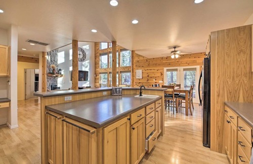 Pinetop-Lakeside Cabin | Rugged Cabin w/Hot Tub & Deck 2 MI to lake!