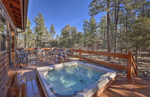 Pinetop-Lakeside Cabin | Rugged Cabin w/Hot Tub & Deck 2 MI to lake!