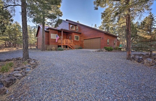 Pinetop-Lakeside Cabin | Rugged Cabin w/Hot Tub & Deck 2 MI to lake!