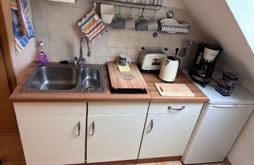 Greppin House | Ruhiges Wohlfühlzimmer auf dem Pferdehof Gut Greppin - mit Kochnische, WLAN & kostenlosem Parken