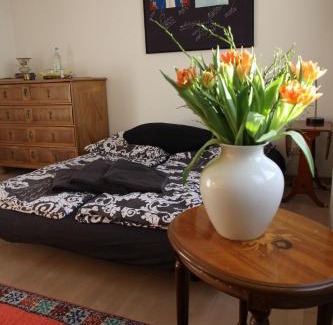 Wilmersdorf House | Ruhiges Zimmer in Nähe Kurfürstendamm mit eigener Regendusche