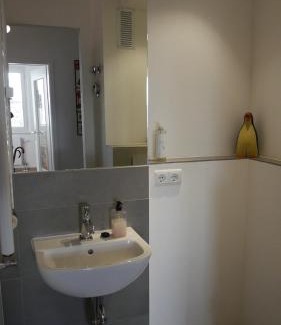 Wilmersdorf House | Ruhiges Zimmer in Nähe Kurfürstendamm mit eigener Regendusche