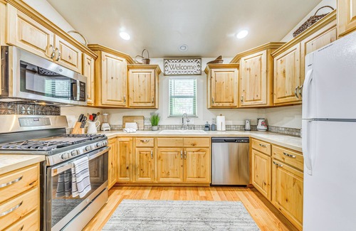 Ruidoso Cabin | Ruidoso Cabin Rental w/Hot Tub: Near Midtown!