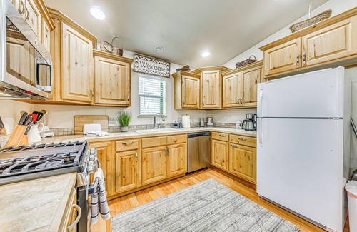 Ruidoso Cabin | Ruidoso Cabin Rental w/Hot Tub: Near Midtown!